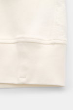 Nahaufnahme des C.P. Company Rundhals-Kurzarm-Sweatshirts creme von unten, zeigt leichte Malfilè-Baumwolle, Rippbündchen und feine Struktur.
