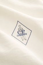 C.P. Company Rundhals-Kurzarm-Sweatshirt creme aus Malfilè-Baumwolle mit retro Logo-Print in Nahaufnahme, leicht griffig, angeraut.