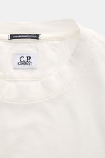 C.P. Company Rundhals-T-Shirt offwhite aus mercerisierter Baumwolle, Slim Fit, weicher Griff, Rundhalsausschnitt, Detailaufnahme vom Kragen mit Logo-Print.