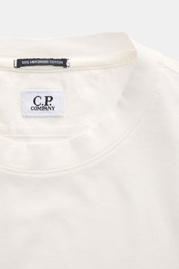 C.P. Company Rundhals-T-Shirt offwhite aus mercerisierter Baumwolle, Slim Fit, weicher Griff, Rundhalsausschnitt, Detailaufnahme vom Kragen mit Logo-Print.