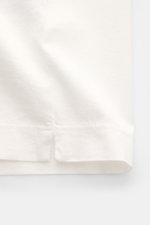 C.P. Company Rundhals-T-Shirt offwhite, Detailaufnahme Saum mit Schlitz, weicher Griff, Slim Fit, Jersey aus mercerisierter Baumwolle, Logo-Print Brust