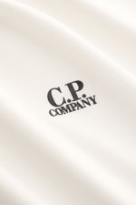 Nahaufnahme des C.P. Company Rundhals-T-Shirts offwhite mit weichem Griff und Logo-Print auf der Brust, Slim Fit, Jersey-Baumwolle.