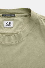 Nahaufnahme des C.P. Company Rundhals-T-Shirt oliv aus mercerisierter Baumwolle, Slim Fit mit weichem Griff und dezentem Logo-Print auf der Brust.