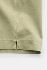 C.P. Company Rundhals-T-Shirt oliv, Detailaufnahme Saum mit Schlitz, weicher Griff, Jersey aus mercerisierter Baumwolle, Slim Fit, Logo-Print Brust