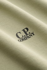 Nahaufnahme des olivfarbenen C.P. Company Rundhals-T-Shirts mit weichem Griff aus mercerisierter Baumwolle, Logo-Print sichtbar.
