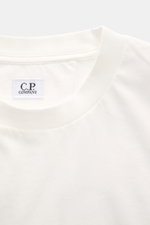 C.P. Company T-Shirt offwhite in Nahaufnahme von oben, reine Baumwolle, weicher Griff, Slim Fit, Rundhalsausschnitt, Logo-Print Brust, großer Backprint.