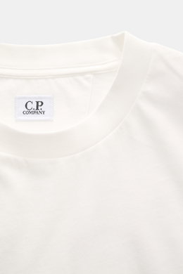C.P. Company T-Shirt offwhite in Nahaufnahme von oben, reine Baumwolle, weicher Griff, Slim Fit, Rundhalsausschnitt, Logo-Print Brust, großer Backprint.