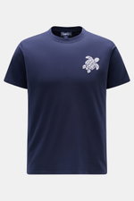 Front view of Vilebrequin Rundhals-T-Shirt 'Partisol' navy, a soft, slim fit cotton jersey T-shirt with a round neckline and detailed white turtle stitching on the chest. 

<p>Summer vibes mit VILEBREQUIN: Das softe T-Shirt 'Partisol' aus gebürsteter, rei