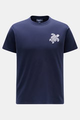 Front view of Vilebrequin Rundhals-T-Shirt 'Partisol' navy, a soft, slim fit cotton jersey T-shirt with a round neckline and detailed white turtle stitching on the chest. 

<p>Summer vibes mit VILEBREQUIN: Das softe T-Shirt 'Partisol' aus gebürsteter, rei