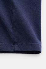 Close-up side view of the hem and stitching detail of the Vilebrequin Rundhals-T-Shirt 'Partisol' navy made of soft brushed cotton.

<p>Summer vibes mit VILEBREQUIN: Das softe T-Shirt 'Partisol' aus gebürsteter, reiner Baumwolle bietet höchsten Tragekomfo
