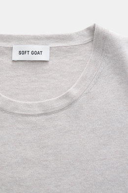 Soft Goat Kurzarmpullover hellgrau aus Baumwoll-Cashmere-Mix, feines Strickbild, Rundhalsausschnitt, Oversized Fit, Nahaufnahme von oben
