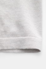 Soft Goat Kurzarmpullover hellgrau aus Baumwoll-Cashmere-Mix, feines Strickbild, weicher Griff, Oversized Fit, Rundhalsausschnitt, Detailaufnahme von vorne.