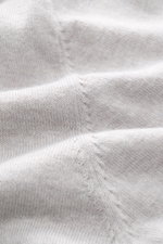 Soft Goat Kurzarmpullover hellgrau Nahaufnahme aus schräger Perspektive zeigt feines Strickbild, Baumwoll-Cashmere-Mix, weicher Griff, Oversized Fit.