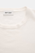 Soft Goat Kurzarmpullover creme aus Baumwoll-Cashmere-Mix, feines Strickbild, Oversized Fit, Rundhalsausschnitt, Nahaufnahme von oben.