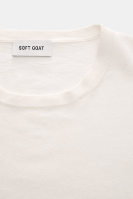 Soft Goat Kurzarmpullover creme aus Baumwoll-Cashmere-Mix, feines Strickbild, Oversized Fit, Rundhalsausschnitt, Nahaufnahme von oben.