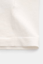 Soft Goat Kurzarmpullover creme aus Baumwoll-Cashmere-Mix, feines Strickbild, weicher Griff, Oversized Fit, Nahaufnahme der Saumkante von unten.
