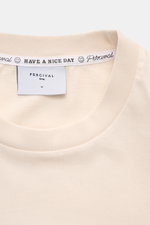 Nahaufnahme des Rundhalsausschnitts vom Percival T-Shirt 'Mixologist Martini' creme, reine Baumwolle, weicher Griff, Slim Fit, mit Logo-Print innen am Kragen.
