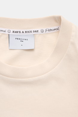 Nahaufnahme des Rundhalsausschnitts vom Percival T-Shirt 'Mixologist Martini' creme, reine Baumwolle, weicher Griff, Slim Fit, mit Logo-Print innen am Kragen.