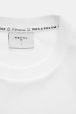 Nahaufnahme des Rundhalsausschnitts vom Percival T-Shirt 'Fine Wines' weiß mit weichem Griff und Logo-Print auf der Brust, reine Baumwolle, Slim Fit.