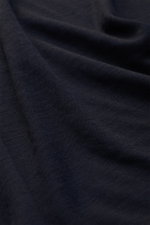 Colombo Cashmere T-shirt navy, Nahaufnahme des weichen, reinen Cashmere-Stoffs mit feiner Struktur, Regular Fit, Rundhalsausschnitt.