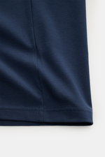 Close-up front view of the hem of the mey story Rundhals-T-Shirt navy, made from mercerized cotton jersey with stretch, soft and smooth, slim fit, round neckline. <p>Die Suche nach dem perfekten Basic-Shirt hat ein Ende: MEY STORY präsentiert ein vielseit