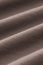 Nahaufnahme des graubraunen B.F. Knitwear Rundhals-T-Shirts aus reiner Baumwolle mit weichem Griff und feiner Struktur.