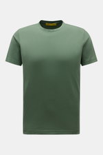 B.F. Knitwear Rundhals-T-Shirt grün, Slim Fit, reine Baumwolle, weicher Griff, kurze Saumschlitze, frontale Nahaufnahme, Rundhalsausschnitt.