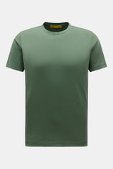 B.F. Knitwear Rundhals-T-Shirt grün, Slim Fit, reine Baumwolle, weicher Griff, kurze Saumschlitze, frontale Nahaufnahme, Rundhalsausschnitt.