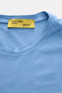 B.F. Knitwear Rundhals-T-Shirt rauchblau, Nahaufnahme von oben, reine Baumwolle, weicher Griff, Slim Fit, Rundhalsausschnitt, kurze Saumschlitze.