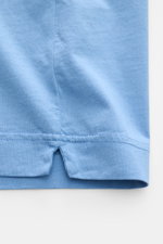 Nahaufnahme des unteren Saumbereichs mit kurzen Saumschlitzen des B.F. Knitwear Rundhals-T-Shirt rauchblau aus reiner Baumwolle, Slim Fit.