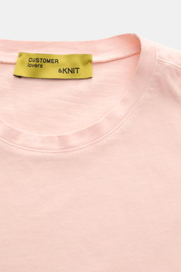 B.F. Knitwear Rundhals-T-Shirt rosé aus reiner Baumwolle mit weichem Griff, Slim Fit, Rundhalsausschnitt, kurze Saumschlitze, Nahaufnahme von oben.