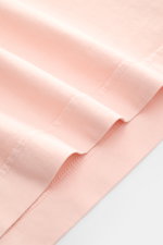 B.F. Knitwear Rundhals-T-Shirt rosé in Slim Fit, Detailaufnahme von kurzen Saumschlitzen aus weicher, reiner Baumwolle.