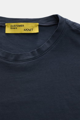 B.F. Knitwear Rundhals-T-Shirt navy, Slim Fit, reine Baumwolle, weicher Griff, Rundhalsausschnitt, kurze Saumschlitze, Nahaufnahme von oben.
