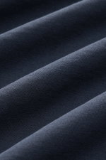 Nahaufnahme des hochwertigen B.F. Knitwear Rundhals-T-Shirt navy aus reiner Baumwolle, weicher Griff, Slim Fit, Rundhalsausschnitt, kurze Saumschlitze, Frühlings- und Sommer-Basic.