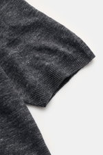 Gran Sasso Leinen Kurzarmpullover dunkelgrau in Slim Fit, feines Strickbild, Rundhalsausschnitt, Rippbündchen, nah von oben fotografiert.