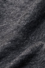 Gran Sasso Leinen Kurzarmpullover dunkelgrau in Nahaufnahme, feines Strickbild, materialtypische Leinenstruktur, Slim Fit mit Rundhalsausschnitt und Rippbündchen.
