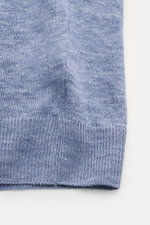 Nahaufnahme des Gran Sasso Leinen Kurzarmpullover hellblau von BRAUN Hamburg, Slim Fit mit materialtypischer Struktur, Rundhalsausschnitt und Rippbündchen.