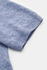 Gran Sasso Leinen Kurzarmpullover hellblau, Detailaufnahme Ärmel mit materialtypischer Struktur, Slim Fit, Rundhalsausschnitt, Rippbündchen.