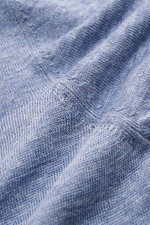 Gran Sasso Leinen Kurzarmpullover hellblau in Nahaufnahme, feines Strickbild, materialtypische Leinenstruktur, Slim Fit, Rundhalsausschnitt, Rippbündchen.