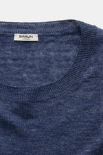Nahaufnahme des graublauen Gran Sasso Leinen Kurzarmpullovers von BRAUN Hamburg mit Rundhalsausschnitt, Slim Fit, feinem Strickbild und Rippbündchen, aus reiner Leinenstruktur.