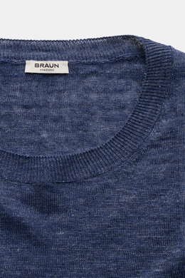 Nahaufnahme des graublauen Gran Sasso Leinen Kurzarmpullovers von BRAUN Hamburg mit Rundhalsausschnitt, Slim Fit, feinem Strickbild und Rippbündchen, aus reiner Leinenstruktur.