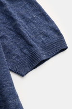 Gran Sasso Leinen Kurzarmpullover graublau, Detailansicht von Ärmelsaum mit feinem Strickbild, Slim Fit, Rundhalsausschnitt, reine Leinenstruktur.