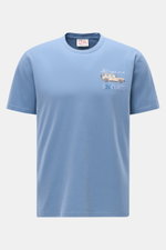 MC2 Saint Barth Rundhals-T-Shirt "Portofino" rauchblau, slim Fit aus weicher Bio-Baumwolle mit Brust-Stitching und Print, frontal fotografiert.