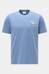 MC2 Saint Barth Rundhals-T-Shirt "Portofino" rauchblau, slim Fit aus weicher Bio-Baumwolle mit Brust-Stitching und Print, frontal fotografiert.