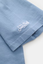 Nahaufnahme des MC2 Saint Barth Rundhals-T-Shirts 'Portofino' rauchblau, weich aus Bio-Baumwolle mit St. Barth-Stickerei am Ärmel.