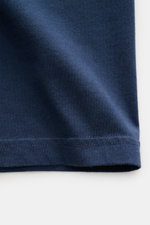 Nahaufnahme des sauberen Saumabschlusses am MC2 Saint Barth Rundhals-T-Shirt 'Portofino' navy aus weicher Bio-Baumwolle, fotografiert von unten.