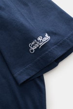 MC2 Saint Barth Rundhals-T-Shirt 'Portofino' navy in Slim Fit, Detailaufnahme Ärmel mit weißer St. Barth-Stickerei aus weicher Bio-Baumwolle.