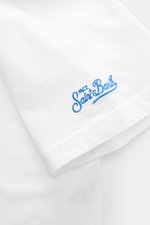 Weißes MC2 Saint Barth Rundhals-T-Shirt 'Portland' in Nahaufnahme, Fokus auf blaue St. Barth-Stickerei am Ärmel, weiche Bio-Baumwolle.