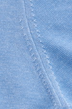 Moorer Kurzarmpullover "Jude" hellblau in Nahaufnahme, feines Strickbild, weicher Griff, reine Baumwolle, Slim Fit, Rundhalsausschnitt, flexible Rippbündchen. Vielseitiges Essential für Office und Freizeit.