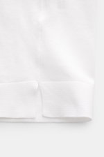 Nahaufnahme des weißen Filippo de Laurentiis Feinstrick-Kurzarmpullovers, seitlicher Saumschlitz, feines Baumwollstrickbild, Slim Fit, Rundhalsausschnitt.